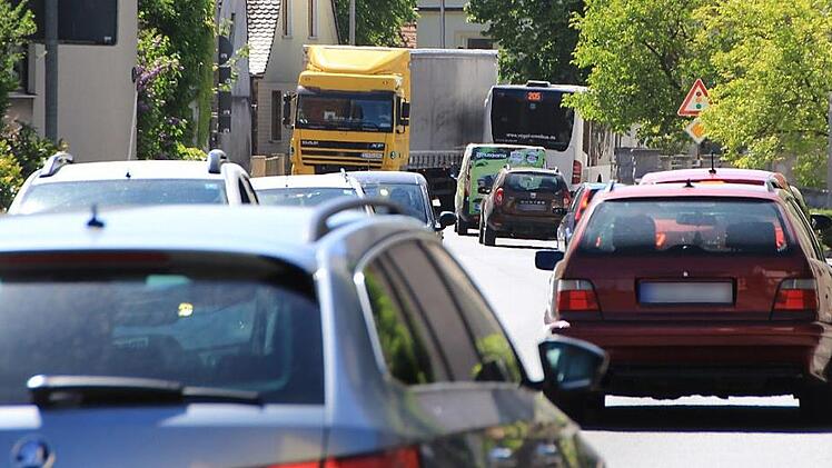 Ein alltägliches Bild auf der B 470 in Gremsdorf. Foto: Andreas Dorsch