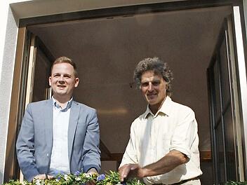 Ein freudiger Moment war es für Bürgermeister Tobias Ehrlicher (links) und den stellvertretenden Vereinsvorsitzenden und Elsaer Stadtrat Armin Knauf, den Weg in das Elsicher Dorfhaus ganz offiziell freizugeben.