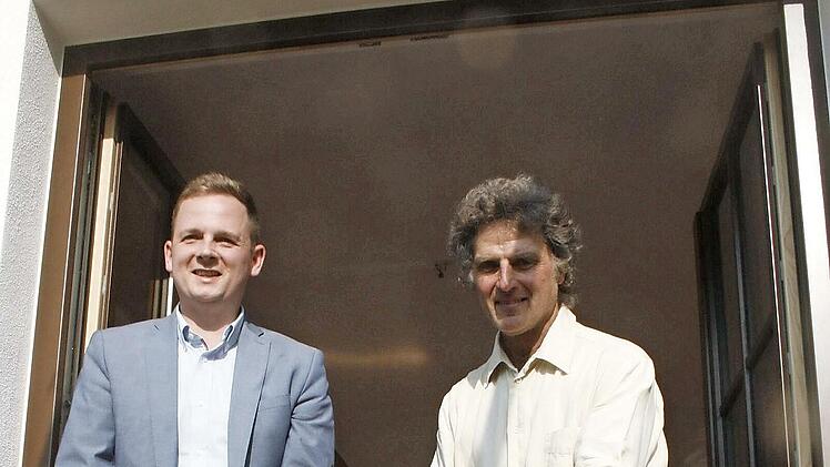 Ein freudiger Moment war es für Bürgermeister Tobias Ehrlicher (links) und den stellvertretenden Vereinsvorsitzenden und Elsaer Stadtrat Armin Knauf, den Weg in das Elsicher Dorfhaus ganz offiziell freizugeben.