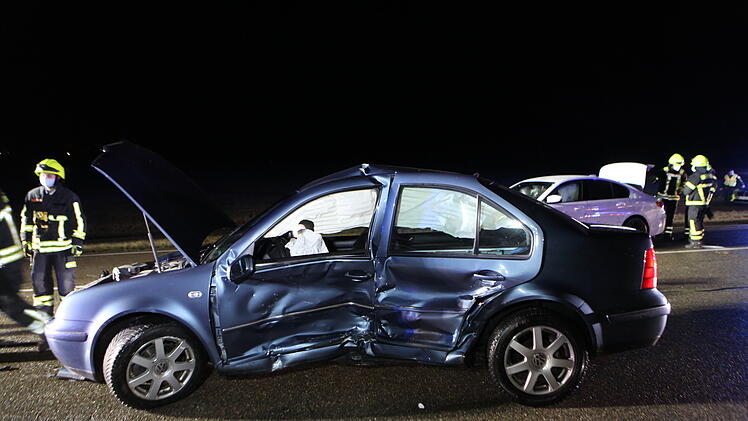 B13 bei Ansbach: Mann verursacht zwei Unf&auml;lle hintereinander - zwei Schwerverletzte