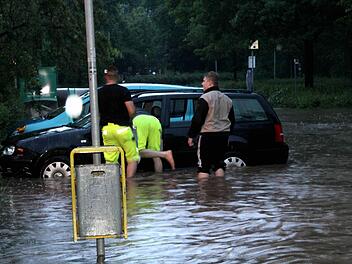 Das Hochwasser hat in Herzogenaurach mehrere Parkplätze überflutet und die darauf abgestellten Fahrzeuge regelrecht absaufen lassen. Alle Fotos: Sänger