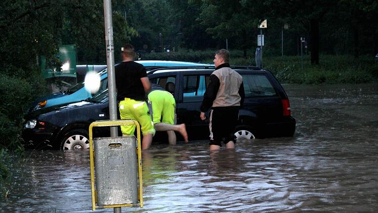 Das Hochwasser hat in Herzogenaurach mehrere Parkplätze überflutet und die darauf abgestellten Fahrzeuge regelrecht absaufen lassen. Alle Fotos: Sänger