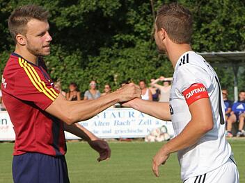 Die Kapitäne Daniel Rinbergas (rechts) und Thorsten Schlereth beimSportgruß vor dem Spiel in der Hinrunde dieser Saison. Foto: Geiling