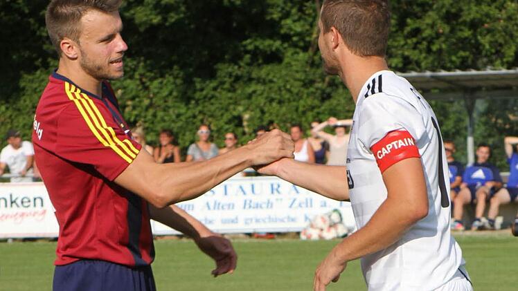 Die Kapitäne Daniel Rinbergas (rechts) und Thorsten Schlereth beimSportgruß vor dem Spiel in der Hinrunde dieser Saison. Foto: Geiling