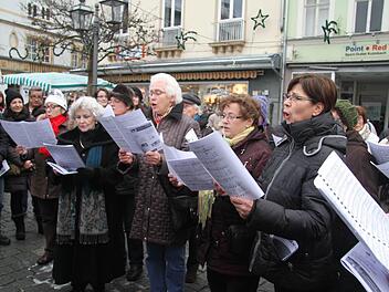 Bekannte Weihnachtslieder stimmten die Mitglieder der Singgemeinschaft Melkendorf am Samstag auf dem Marktplatz an. Dank etlicher Gäste, die spontan beim Adventssingen mitmachten, formierte sich ein stattlicher Chor mit mehr als hundert Sängern. Foto: Sonja Adam