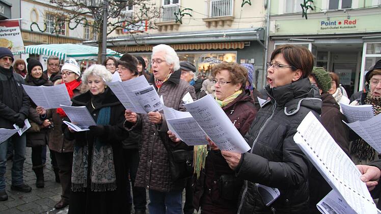 Bekannte Weihnachtslieder stimmten die Mitglieder der Singgemeinschaft Melkendorf am Samstag auf dem Marktplatz an. Dank etlicher Gäste, die spontan beim Adventssingen mitmachten, formierte sich ein stattlicher Chor mit mehr als hundert Sängern. Foto: Sonja Adam