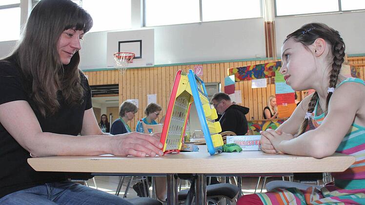 "Wer ist es", spielt Petra Will aus Ebern mit ihrer Tochter Jana. Beide hatten viel Spaß dabei.