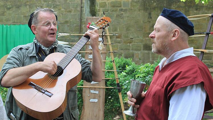 An jeder Ecke spielen Musiker auf.