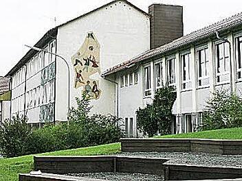 Bereits ab 1. September sollen die Untersteinacher Hortkinder in der Schule (Bild) betreut werden. Das beschloss der Gemeinderat am Dienstagabend einstimmig. Foto: BR/Archiv