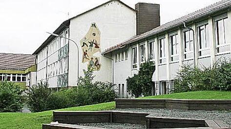 Bereits ab 1. September sollen die Untersteinacher Hortkinder in der Schule (Bild) betreut werden. Das beschloss der Gemeinderat am Dienstagabend einstimmig. Foto: BR/Archiv