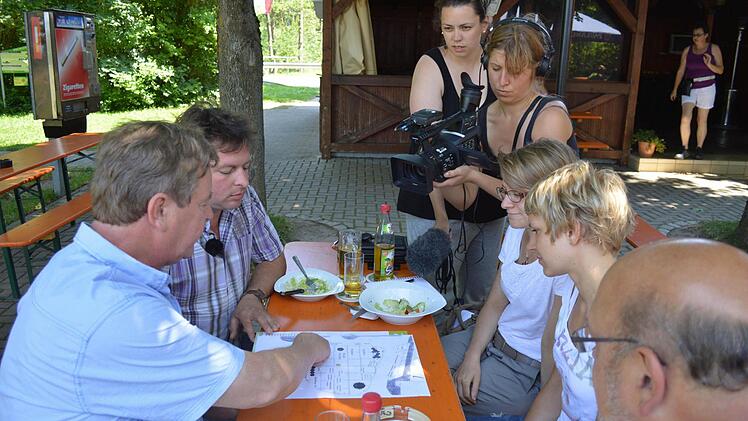 Im Fokus: Szene von den Dreharbeiten mit Sulzfelds Bürgermeister Jürgen Heusinger (Zweiter v. links). Foto: Alfred Kordwig