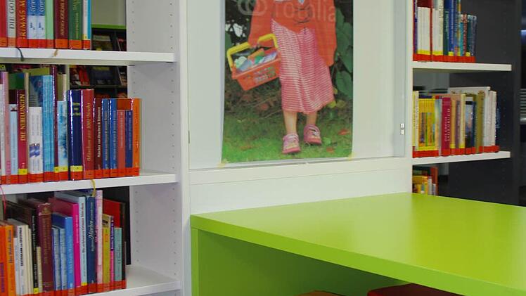 Regale voller Kinderbücher, gleich daneben ein Lesetisch Foto: Marco Meißner