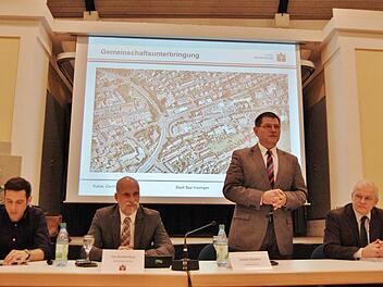 Informationen zu Asylbewerber-Unterkünften in der Kernstadt Bad Kissingens gaben im Tattersall (von links) der städtische Sozialreferent David Rybak, Oberbürgermeister Kay Blankenburg, Stefan Seufert als Leiter der Koordinierungsstelle im Landratsamt und Thomas Weingart, Sachgebietsleiter für Flüchtlingsbetreuung und Integration bei der Bezirksregierung von Unterfranken.  Foto: Sigismund von Dobschütz