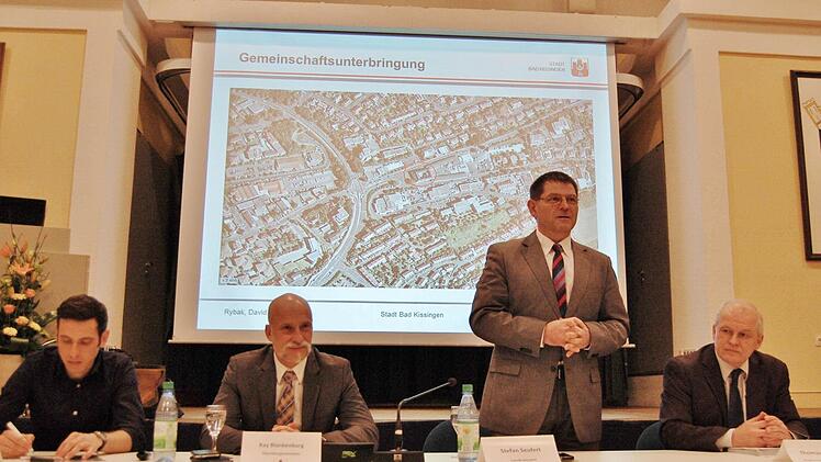 Informationen zu Asylbewerber-Unterkünften in der Kernstadt Bad Kissingens gaben im Tattersall (von links) der städtische Sozialreferent David Rybak, Oberbürgermeister Kay Blankenburg, Stefan Seufert als Leiter der Koordinierungsstelle im Landratsamt und Thomas Weingart, Sachgebietsleiter für Flüchtlingsbetreuung und Integration bei der Bezirksregierung von Unterfranken.  Foto: Sigismund von Dobschütz