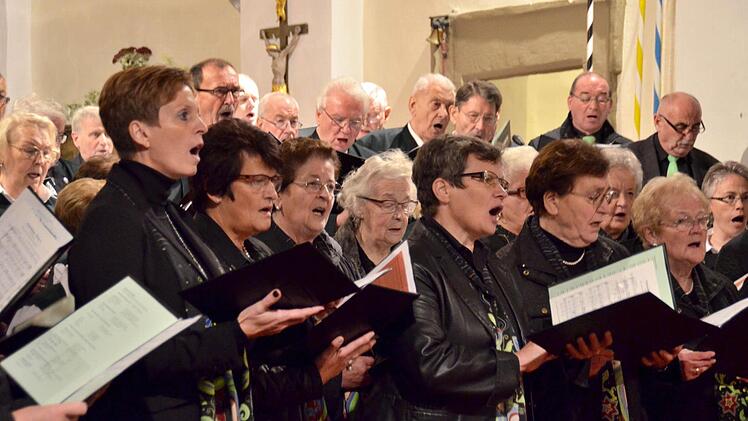 Zweiter Höhepunkt des Liederabends: Die Burkardrother und Reiterswiesener Sänger treten gemeinsam auf und singen ein irisches Volkslied. Beide Chöre werden von Elmar Brehm geleitet. Foto: Kathrin Kupka-Hahn