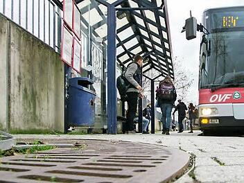 Mindestens ein Bus des OVF soll zukünftig einige Minuten früher am Kronacher Bahnhof ankommen, so dass die Schüler ihren Zug rechtzeitig erreichen. Foto: Marian Hamacher/Archiv