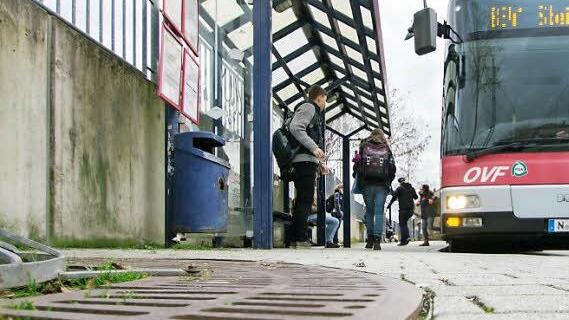 Mindestens ein Bus des OVF soll zukünftig einige Minuten früher am Kronacher Bahnhof ankommen, so dass die Schüler ihren Zug rechtzeitig erreichen. Foto: Marian Hamacher/Archiv