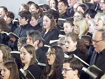 Der Chor begeisterte das Publikum. Die Sängerinnen und Sänger hatten lange Probezeiten hinter sich, bevor sie mit viel Engagement den Auftritt in der Stadtkirche absolvierten.  Foto: Manfred Welker