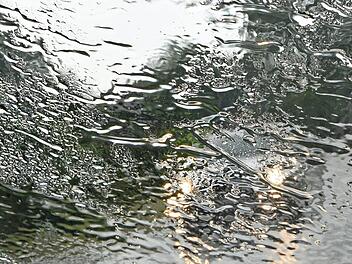 20 bis 30 Liter prasseln aktuell auf jeden Quadratmeter in der Region ein. Foto: Christina Storz / dpa