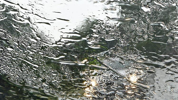 20 bis 30 Liter prasseln aktuell auf jeden Quadratmeter in der Region ein. Foto: Christina Storz / dpa