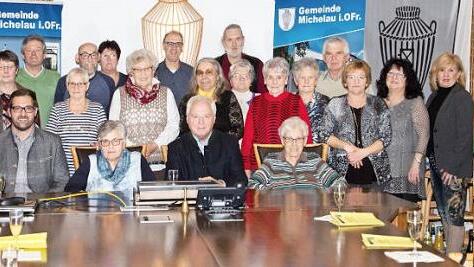 Am Freitagabend sch&uuml;ttete Fortuna im Michelauer Rathaus ihr F&uuml;llhorn aus. Das Bild zeigt die gl&uuml;cklichen Gewinner der Treuepassaktion des Michelauer Einkaufkorbs zusammen mit einigen Gesch&auml;ftsinhabern und B&uuml;rgermeister Helmut Fischer.  Foto: Klaus Gagel