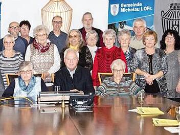 Am Freitagabend schüttete Fortuna im Michelauer Rathaus ihr Füllhorn aus. Das Bild zeigt die glücklichen Gewinner der Treuepassaktion des Michelauer Einkaufkorbs zusammen mit einigen Geschäftsinhabern und Bürgermeister Helmut Fischer.  Foto: Klaus Gagel