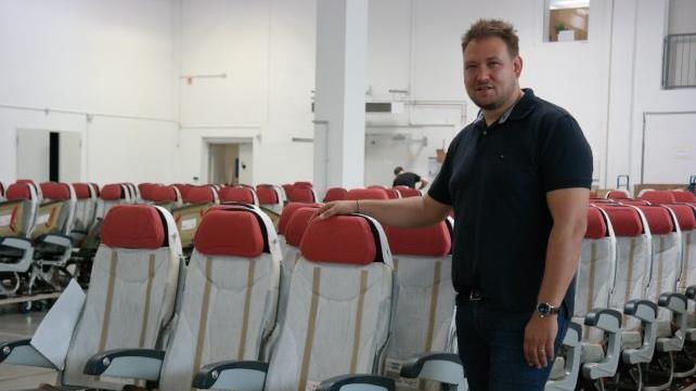 Die Sitze werden in einer Halle komplett überholt. Foto: Sarah Stieranka