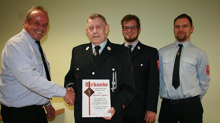 Vorsitzender Friedrich Geis (von links) ehrt Werner Below für 60 Jahre Treue. Stellvertretender Kommandant Julius Geis und stellvertretender Vorsitzender Christoph Emmert sind mit dabei.Foto: Gabriele Sell