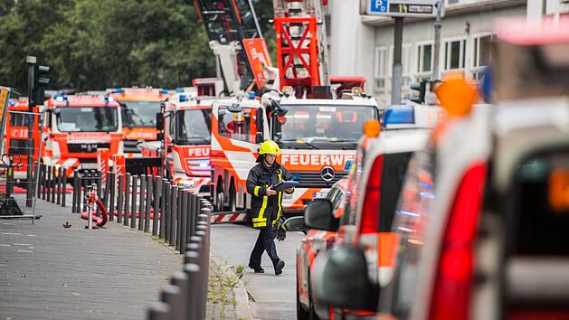 Mit einem Gro&szlig;aufgebot r&uuml;ckte die Feuerwehr zu einem vermeintlichen Scheunenbrand aus. Symbolfoto: Andreas Arnold/dpa