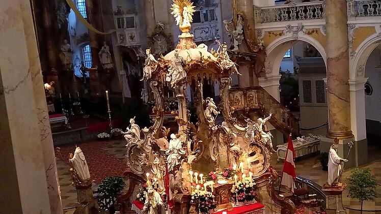Der Gnadenaltar der 14 heiligen Nothelfer in der Basilika Vierzehnheiligen  Foto: Jochen Berger