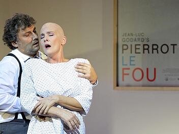 Jonas Kaufmann als Paul und Marlis Petersen als die Erscheinung Mariens, die in der Münchner Inszenierung der Korngold-Oper "Die tote Stadt" als Krebskranke gezeigt wird.  Foto: Wilfried Hösl