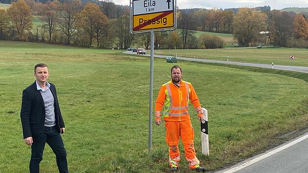 B&uuml;rgermeister Stefan Heinlein (links) und Daniel Bartsch (Wasserwart) besprechen die Vorbereitungen zur Sanierung von Wasserleitungen und Kanalisation entlang der Kreisstra&szlig;e 3 Pressig-Eila, die bald vom Landkreis Kronach ausgebaut werden soll. Im Zuge dessen will der Markt Pressig Kanal- und Wasserleitung sanieren.  K.- H. Hofmann