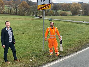 Bürgermeister Stefan Heinlein (links) und Daniel Bartsch (Wasserwart) besprechen die Vorbereitungen zur Sanierung von Wasserleitungen und Kanalisation entlang der Kreisstraße 3 Pressig-Eila, die bald vom Landkreis Kronach ausgebaut werden soll. Im Zuge dessen will der Markt Pressig Kanal- und Wasserleitung sanieren.  K.- H. Hofmann