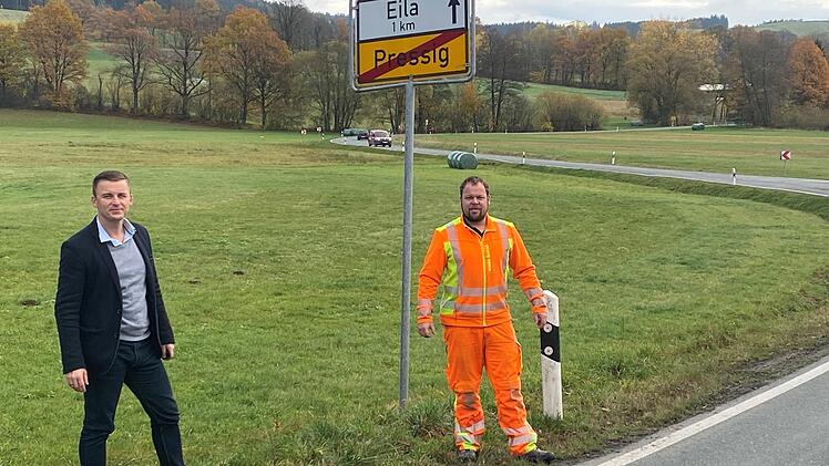 Bürgermeister Stefan Heinlein (links) und Daniel Bartsch (Wasserwart) besprechen die Vorbereitungen zur Sanierung von Wasserleitungen und Kanalisation entlang der Kreisstraße 3 Pressig-Eila, die bald vom Landkreis Kronach ausgebaut werden soll. Im Zuge dessen will der Markt Pressig Kanal- und Wasserleitung sanieren.  K.- H. Hofmann