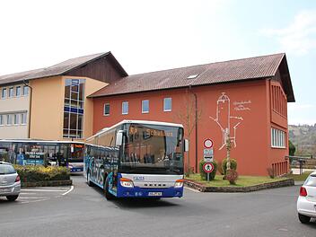 Bisher fahren die meisten Schulbusse direkt im Pausenhof der Grundschule ab. Die Stadt plant jedoch eine zentrale Bushaltestelle für Grund- und Mittelschule unterhalb des Feuerwehrhauses.