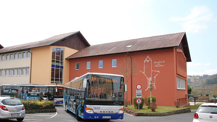 Bisher fahren die meisten Schulbusse direkt im Pausenhof der Grundschule ab. Die Stadt plant jedoch eine zentrale Bushaltestelle für Grund- und Mittelschule unterhalb des Feuerwehrhauses.