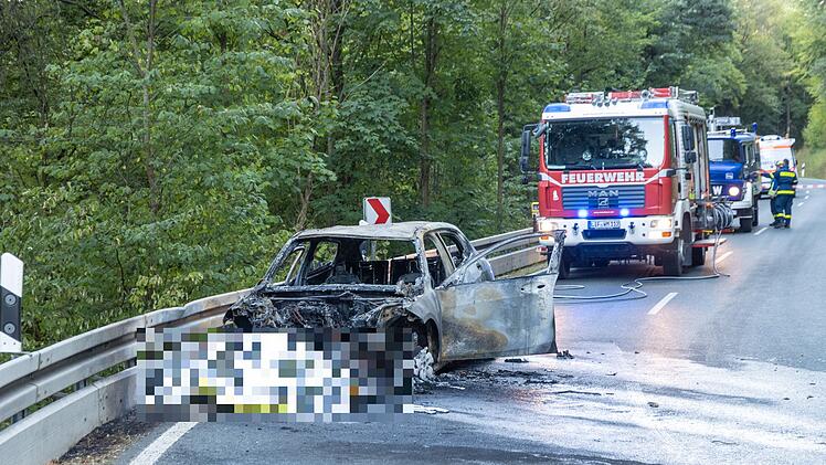 Tragischer Unfall: Motorradfahrer verbrennt nach Zusammenprall mit Auto