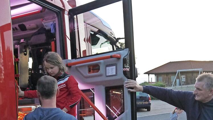 Ehrenkommandant Harald Schüssler erklärt die moderne technische Ausrüstung der Feuerwehr, die auch bei diesem Termin bei Kindern großes Interesse fand.