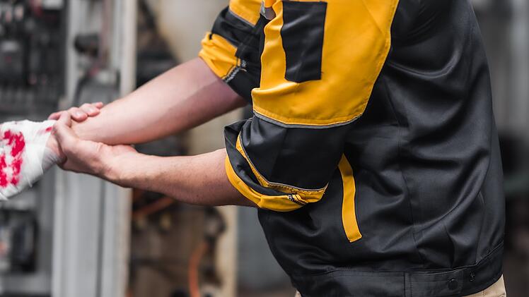 Mann im Kreis Ansbach verliert Teil seines Fingers - grausamer Unfall mit Radlader