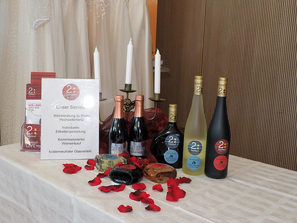 Inkl. Braut- und Festmodenschauen.