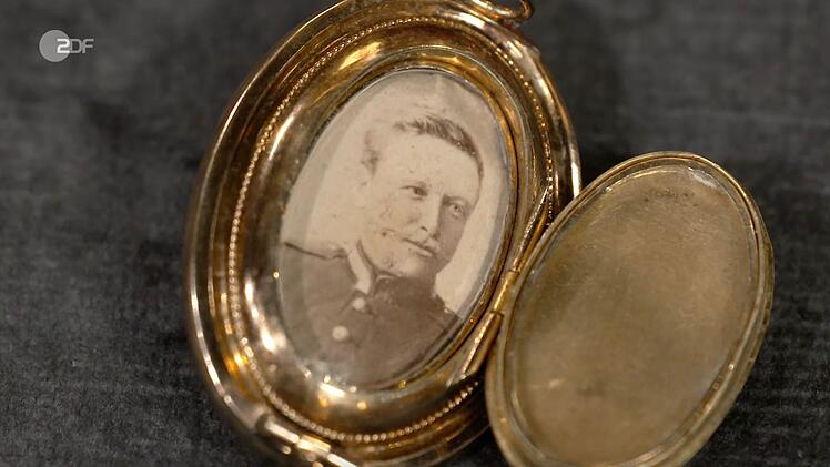 Eine Medaillon-Brosche aus 585er Gold mit Saphir datierte Wendela Horz auf die Zeit zwischen 1880 und 1900. Die Verk&auml;ufer w&uuml;nschten sich 750 Euro, der gesch&auml;tzte Wert lag jedoch bei rund 600 Euro. Im H&auml;ndlerraum erhielt das Paar schlie&szlig;lich nur 450 Euro von Julian Schmitz-Avila, der das St&uuml;ck zu einem Ring umarbeiten m&ouml;chte.