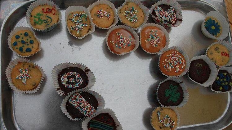 Zum Geburtstag des Grundgesetzes hatten die Bufdis Donuts gebacken