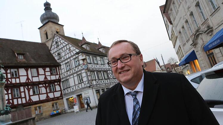 Die zentrale Forderung Hümmers ist die nach mehr Bürgerbeteiligung und Transparenz. So soll etwa jeder Bürger Einsicht nehmen können in die Protokolle der Stadtratssitzungen.
