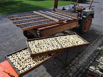 Wie Obst früher für den langen Winter gedörrt wurde, erleben Besucher des Fränkischen Freilandmuseums Fladungen wieder vom 23. bis 26. September. Foto: Hacker