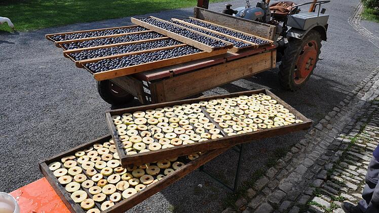 Wie Obst früher für den langen Winter gedörrt wurde, erleben Besucher des Fränkischen Freilandmuseums Fladungen wieder vom 23. bis 26. September. Foto: Hacker