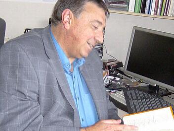 Werner Wolf in seinem Büro  Foto: Petra Malbrich