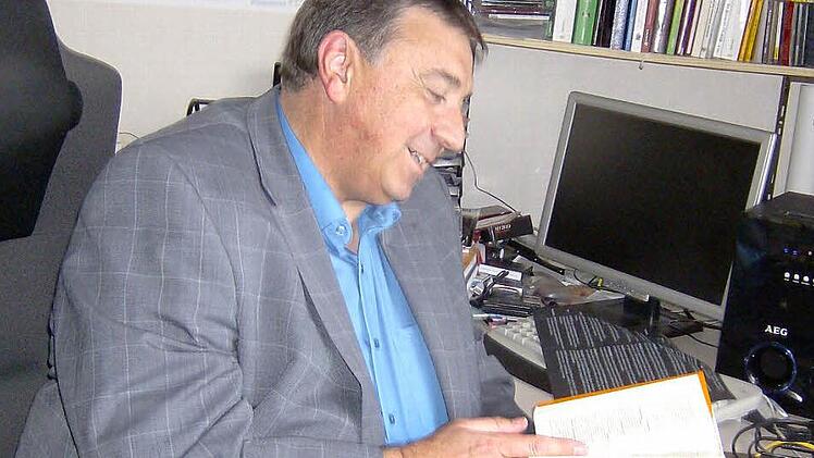 Werner Wolf in seinem Büro  Foto: Petra Malbrich