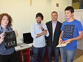 Mehrmals stand Felix Dümig (rechts) im Fokus der Preisverteilung. Er nahm als einziger Schüler des FRG Ebern am Landeswettbewerb Mathematik und an der Mathematik-Olympiade Bayern teil. Mit ihm freuen sich (von links) die Fachbetreuer Renate Hatzinger und Alexander Sarwanidi, sowie der Mitarbeiter im Direktorat Steffen Schlüter.