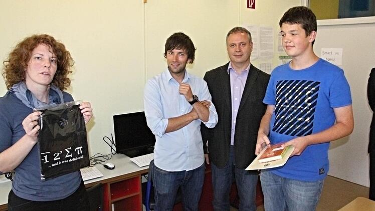Mehrmals stand Felix Dümig (rechts) im Fokus der Preisverteilung. Er nahm als einziger Schüler des FRG Ebern am Landeswettbewerb Mathematik und an der Mathematik-Olympiade Bayern teil. Mit ihm freuen sich (von links) die Fachbetreuer Renate Hatzinger und Alexander Sarwanidi, sowie der Mitarbeiter im Direktorat Steffen Schlüter.