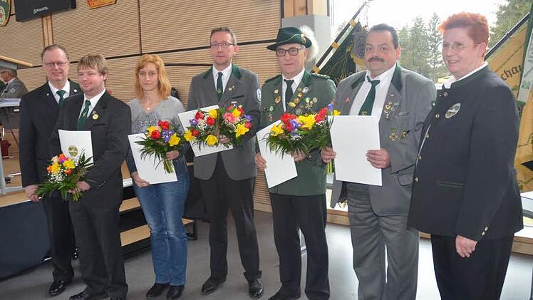Ehrungen bei der Gauschützenversammlung (von links) Gauschützenmeister Klaus Jentsch, Markus Eber, Tina Baumstark, Mathias Beetz, Dietmar Meyer, Uwe Müller-Stedefeld und zweite Gauschützenmeisterin Renate Schramm.  Foto: Karl-Heinz Hofmann
